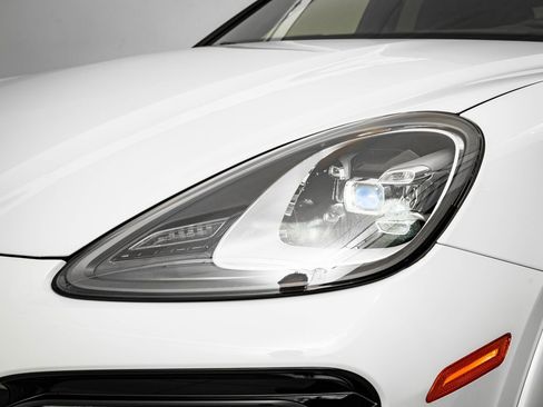Certified 2023 Porsche Cayenne Platinum Edition image 14