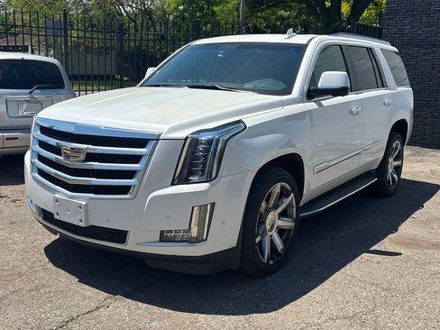Used 2017 Cadillac Escalade Luxury AWD/4WD image 2