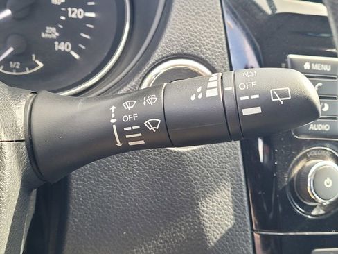 Used 2018 Nissan Rogue SV image 11