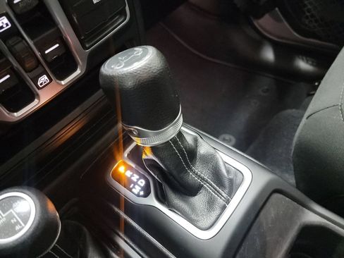 Used 2018 Jeep Wrangler Unlimited Sahara image 27