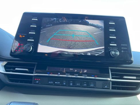 Used 2023 Toyota Sienna XLE image 6