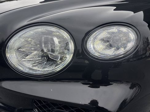 Used 2022 Bentley Bentayga AWD/4WD image 27