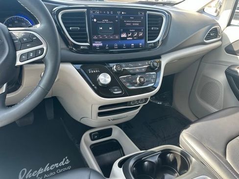 Used 2024 Chrysler Pacifica Touring-L image 23