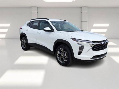 Certified 2025 Chevrolet Trax LT w/ Driver Confidence Package image 7