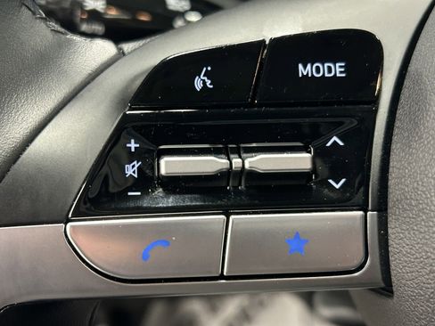 Used 2025 Hyundai Elantra Limited image 21