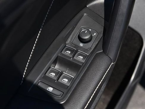 Certified 2023 Volkswagen Tiguan SE w/ Panoramic Sunroof Package AWD/4WD image 8