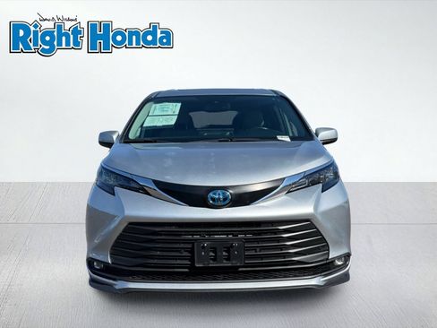 Used 2025 Toyota Sienna XLE FWD image 5