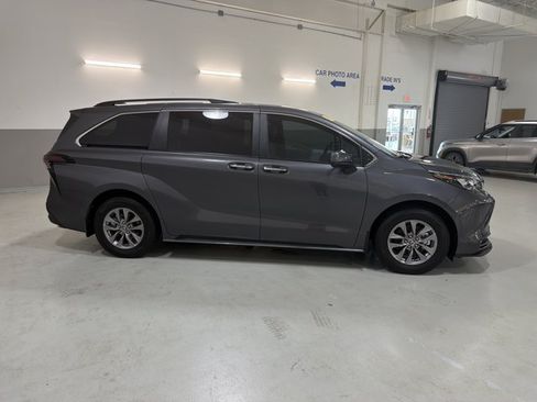 Used 2025 Toyota Sienna XLE w/ XLE Plus Package FWD image 10