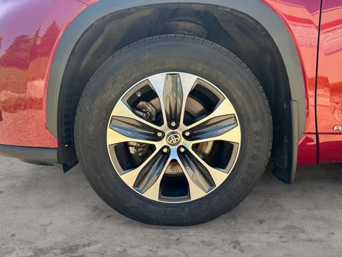 Certified 2020 Toyota Highlander XLE AWD/4WD image 9