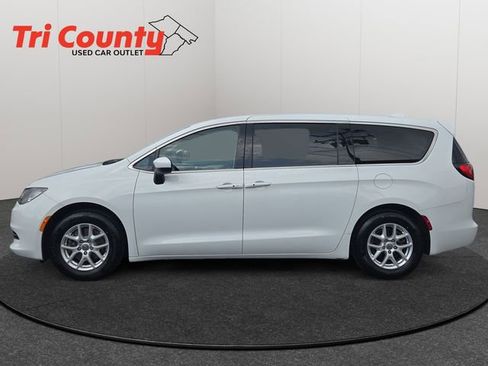 Used 2017 Chrysler Pacifica Touring FWD image 5