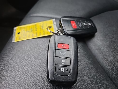 Used 2021 Toyota Highlander XLE AWD/4WD image 11