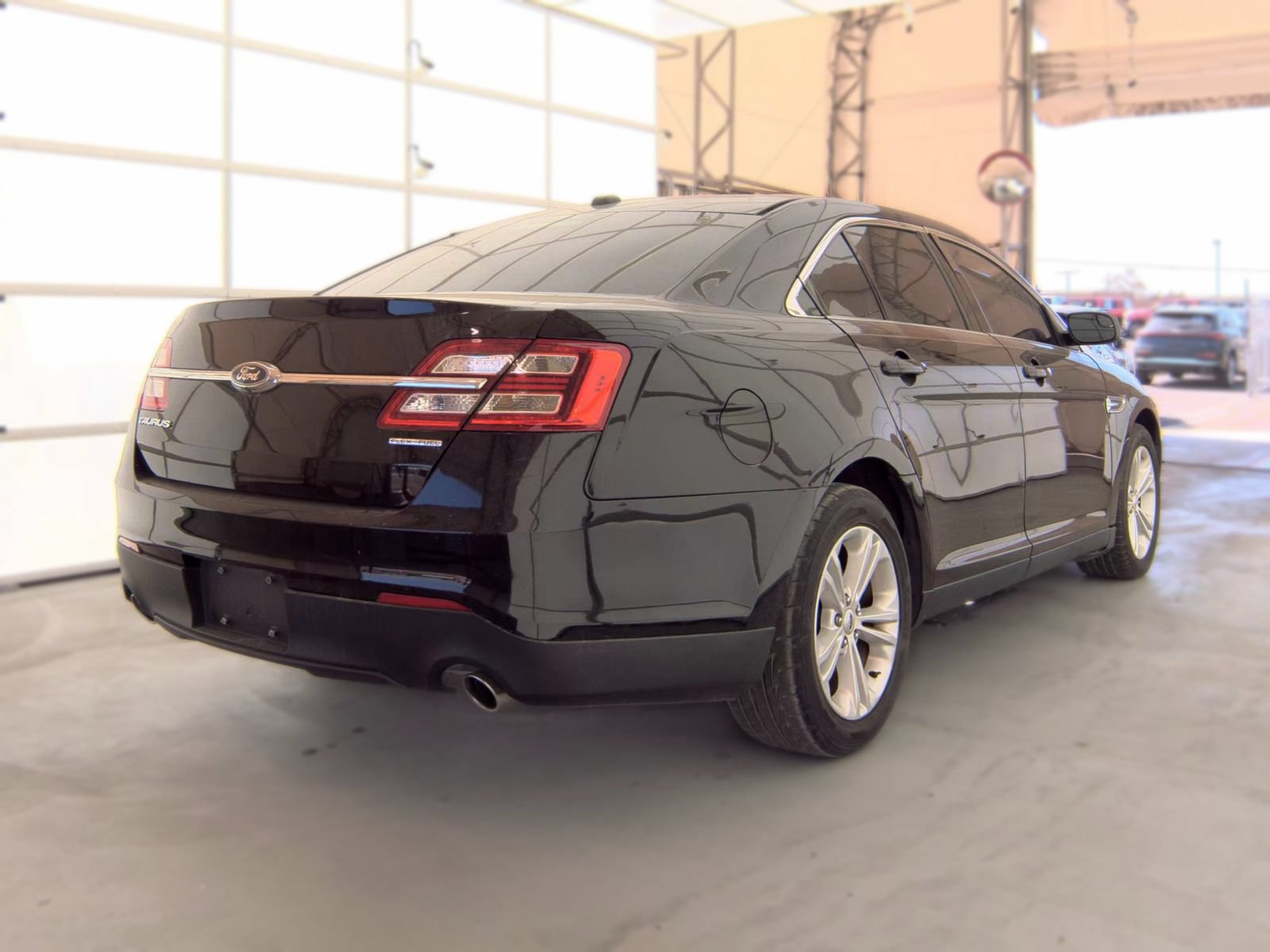Used 2018 Ford Taurus SE FWD image 4