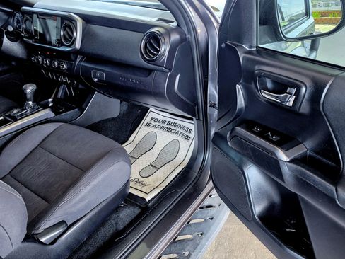 Used 2019 Toyota Tacoma TRD Off-Road image 17