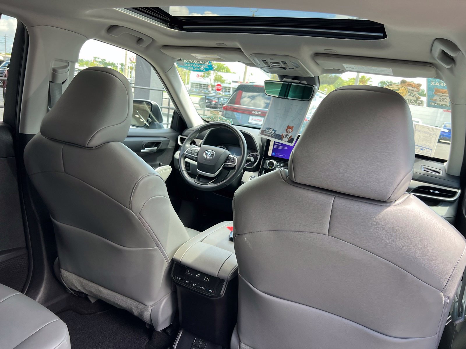 Used 2023 Toyota Highlander XLE FWD image 52