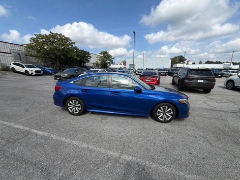 Used 2022 Honda Civic LX image 2