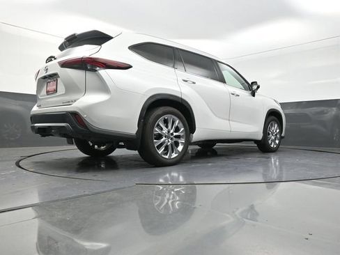 Certified 2025 Toyota Highlander Limited AWD/4WD image 38