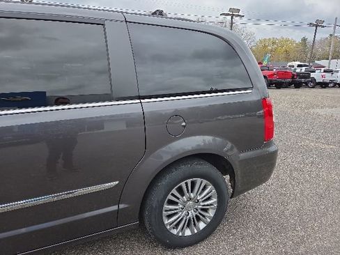 Used 2016 Chrysler Town & Country Touring-L FWD image 34