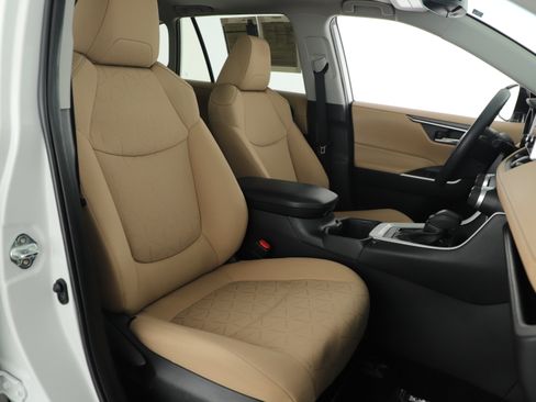 Used 2023 Toyota RAV4 XLE w/ Convenience Package image 8