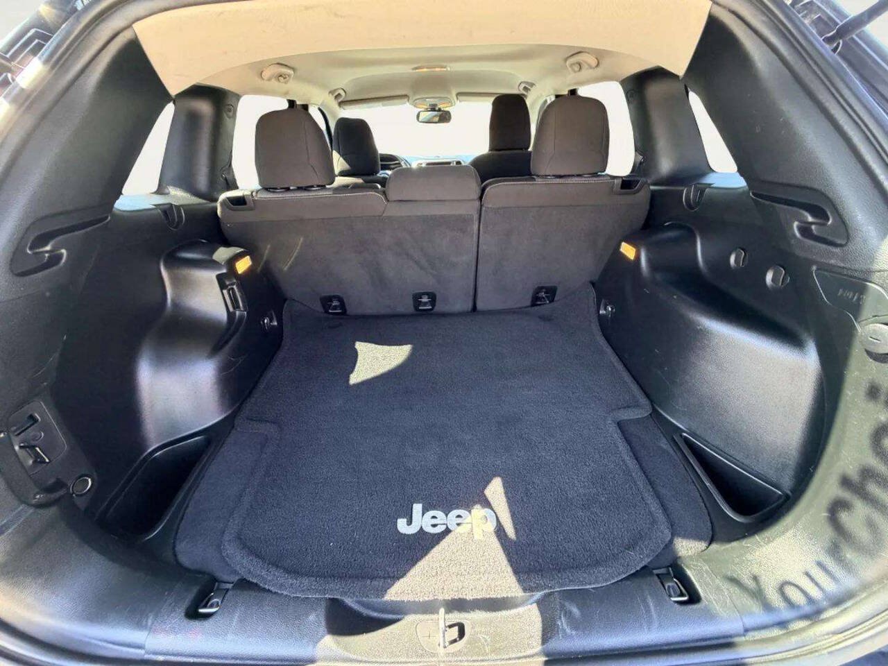 Used 2017 Jeep Cherokee Sport w/ Cold Weather Group FWD image 5