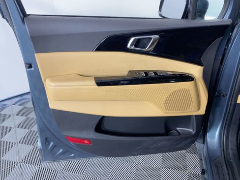 Used 2024 Kia Carnival EX image 19