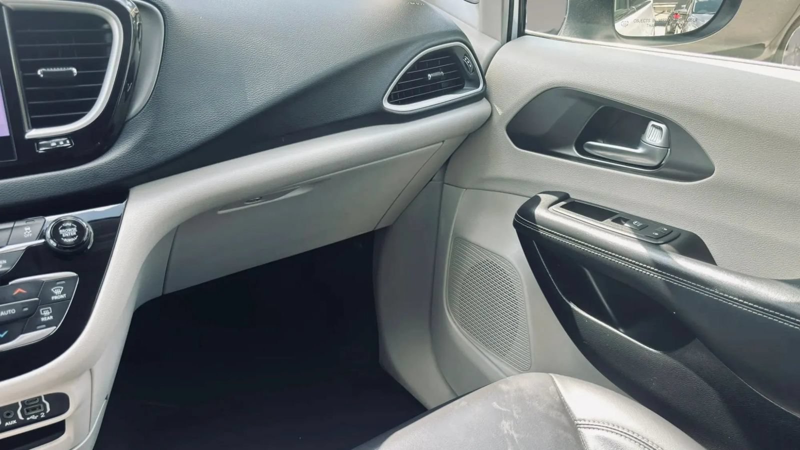 Used 2023 Chrysler Pacifica Touring-L FWD image 18