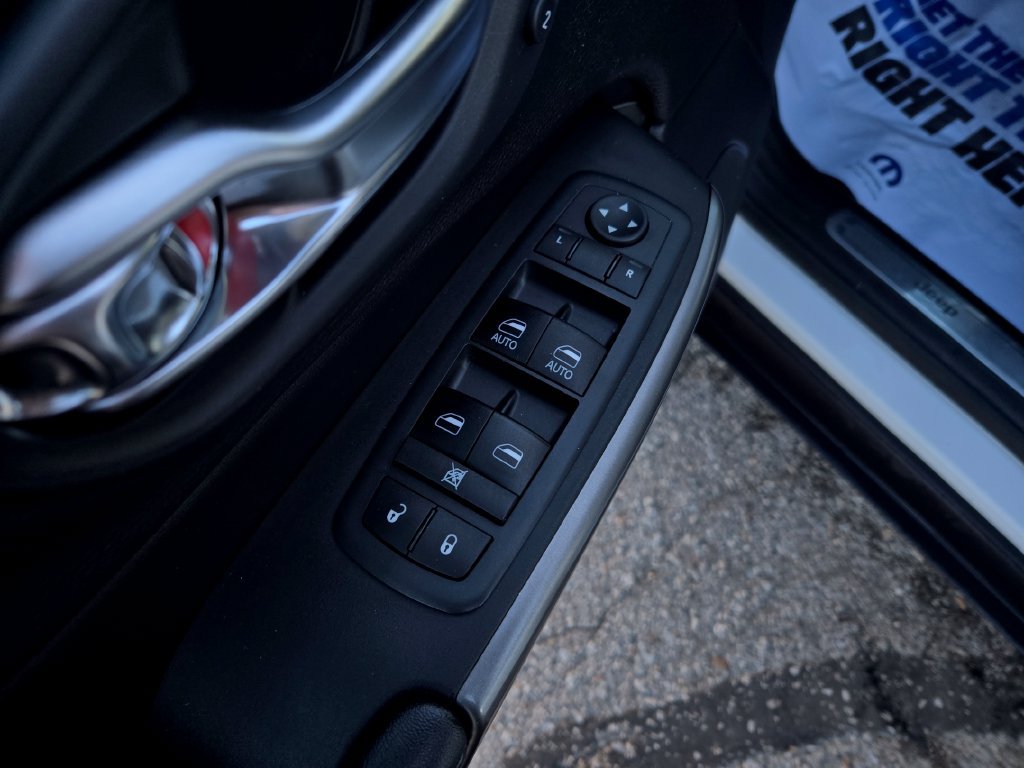 Used 2019 Jeep Cherokee Limited AWD/4WD image 11