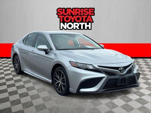 Certified 2022 Toyota Camry SE FWD image 1
