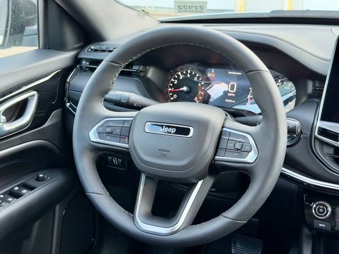 Used 2025 Jeep Compass Latitude w/ Convenience Group AWD/4WD image 12