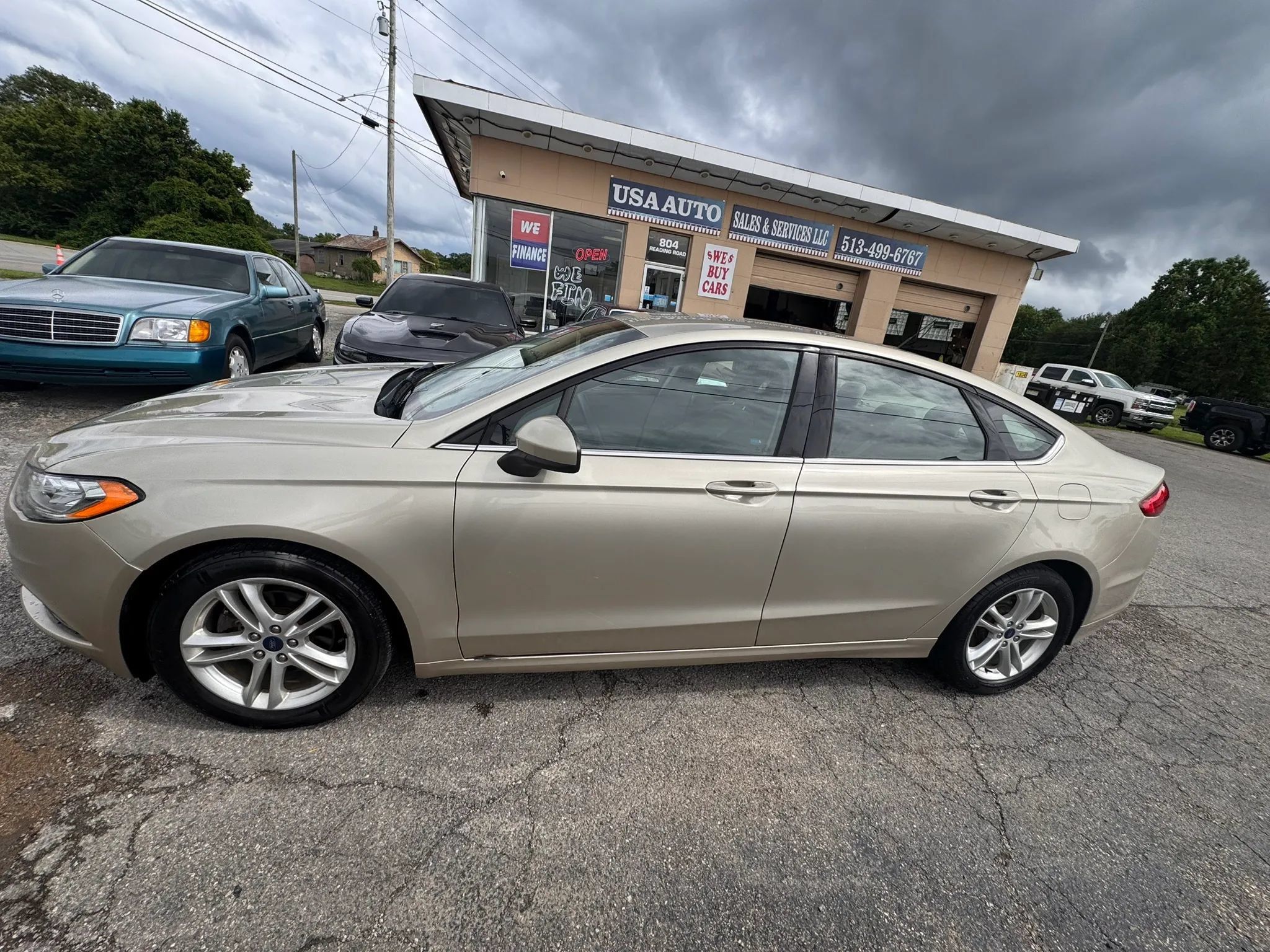Used 2018 Ford Fusion SE w/ Fusion SE Technology Package FWD image 3