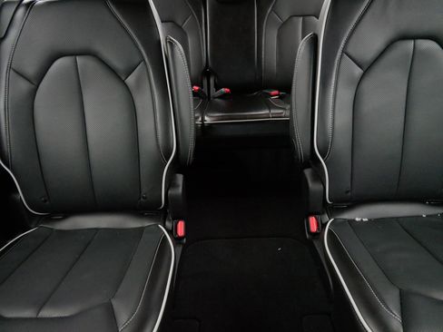 Used 2024 Chrysler Pacifica Limited w/ S Appearance Package image 13