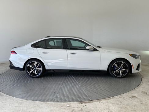 New 2026 BMW 550e xDrive w/ Premium Package image 8