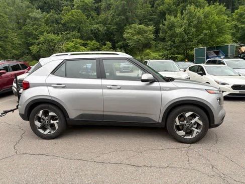 Used 2024 Hyundai Venue SEL FWD image 5
