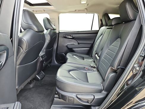 Used 2023 Toyota Highlander XLE image 10