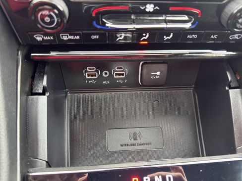 Used 2024 Jeep Grand Cherokee L Altitude AWD/4WD image 19