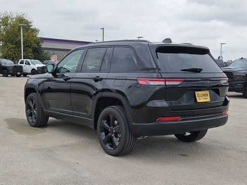 New 2025 Jeep Grand Cherokee Altitude image 5