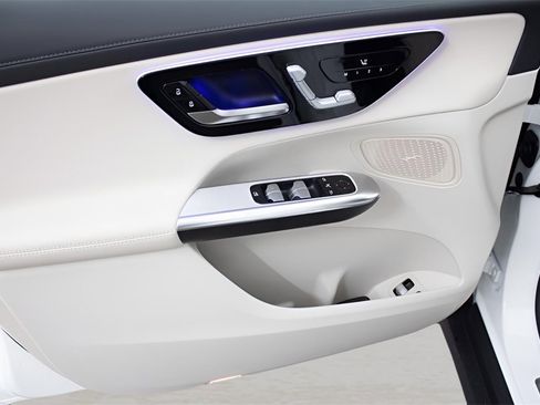 Used 2025 Mercedes-Benz GLC 350e 4MATIC image 30