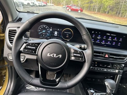 Used 2024 Kia Seltos SX w/ SX Sunroof Package image 11