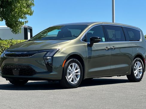 New 2027 Chrysler Pacifica Select FWD image 8