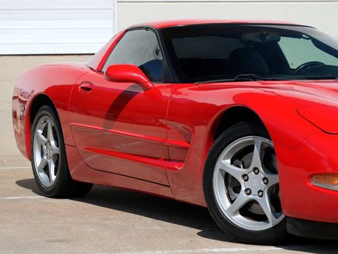 Used 2004 Chevrolet Corvette Coupe w/ Preferred Equipment Group RWD image 3