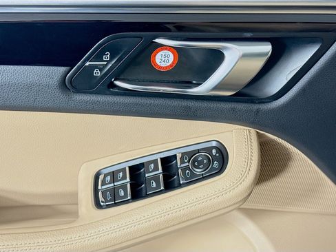 Certified 2021 Porsche Macan image 11