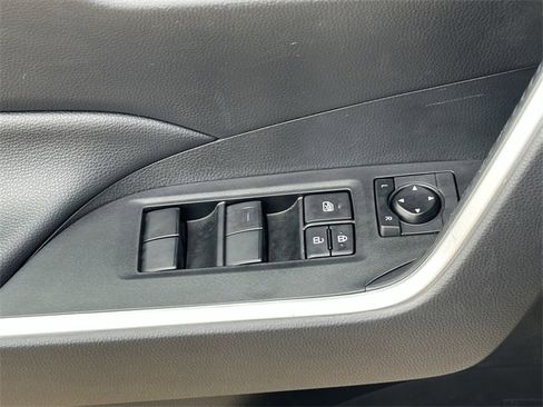 Used 2020 Toyota RAV4 XLE image 25