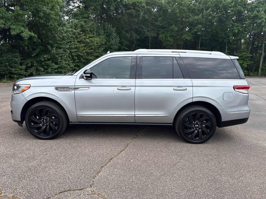 Used 2023 Lincoln Navigator Reserve AWD/4WD image 9