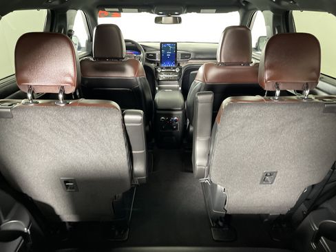 Used 2024 Ford Explorer Platinum w/ Technology Package image 18