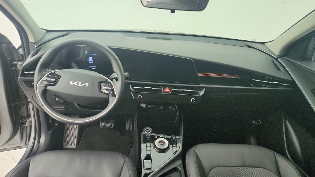 Used 2024 Kia Niro EX w/ EX Cold Weather Package FWD image 21