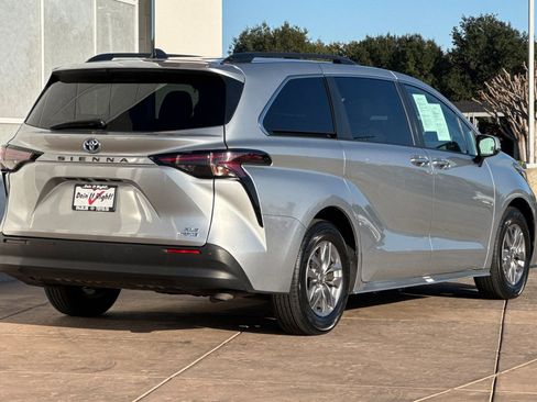 Certified 2023 Toyota Sienna XLE image 4