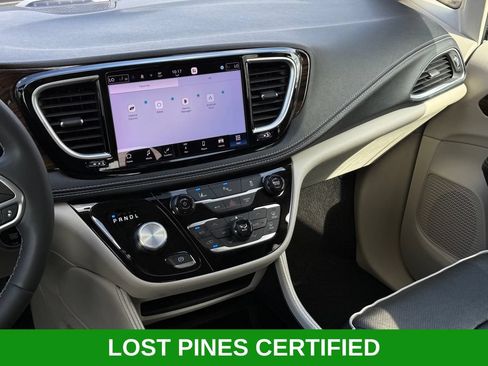 Used 2023 Chrysler Pacifica Limited FWD image 25