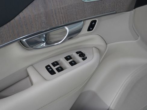 Used 2023 Volvo XC90 B6 Plus image 22