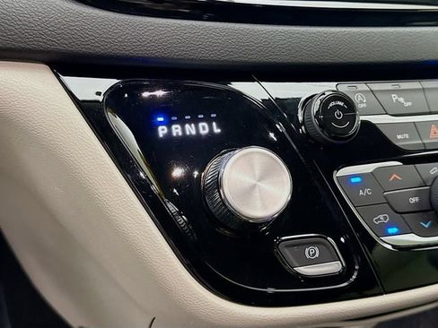 Used 2024 Chrysler Pacifica Touring-L FWD image 16