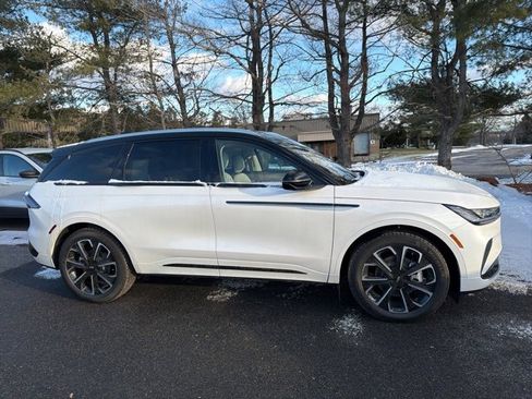 New 2026 Lincoln Nautilus Reserve image 2