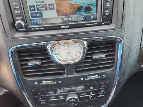 Used 2011 Chrysler Town & Country Touring FWD image 8